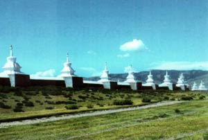 Стены буддийского монастыря Эрдени-дзу
